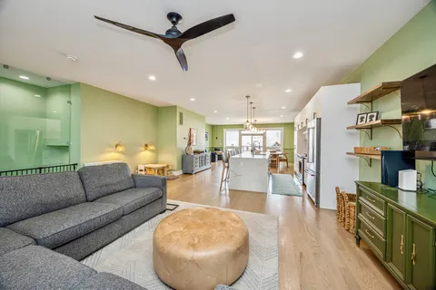 $749,900 | 731 West 17th Street, Unit 1E, Chicago, IL 60616