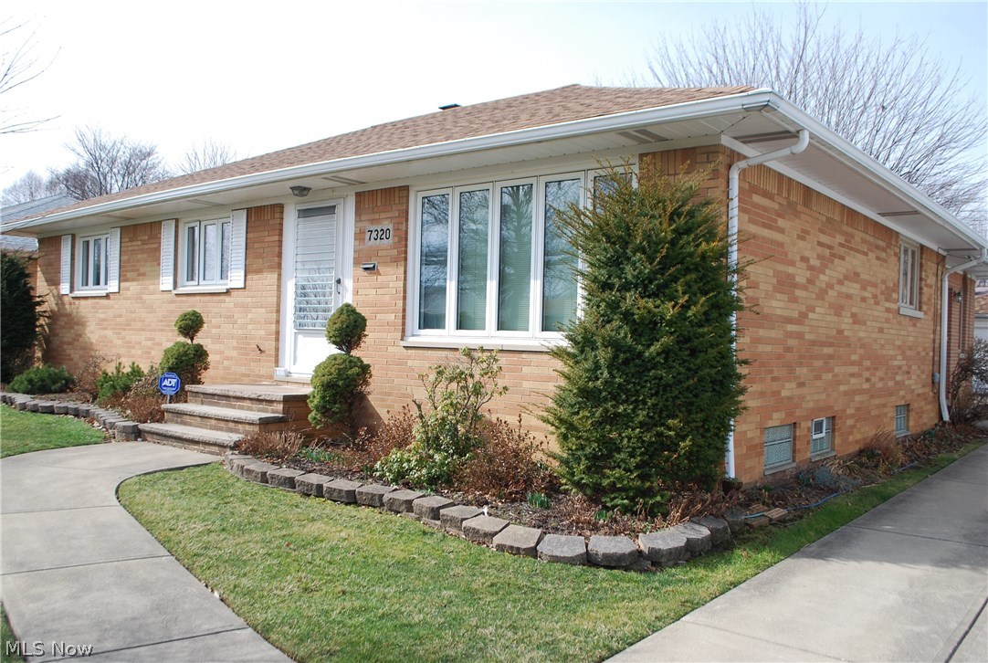 7320 Oakwood Road Parma, OH 44130 - Photo 2 of 24