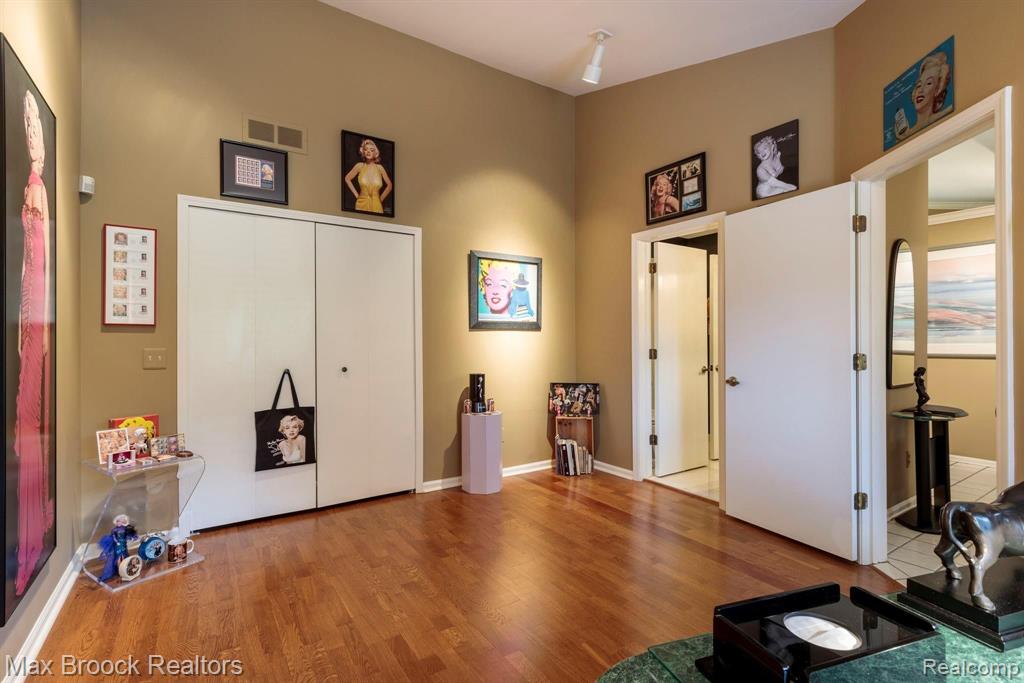 944 Green View Court Rochester Hills, MI 48307 - Photo 7 of 36