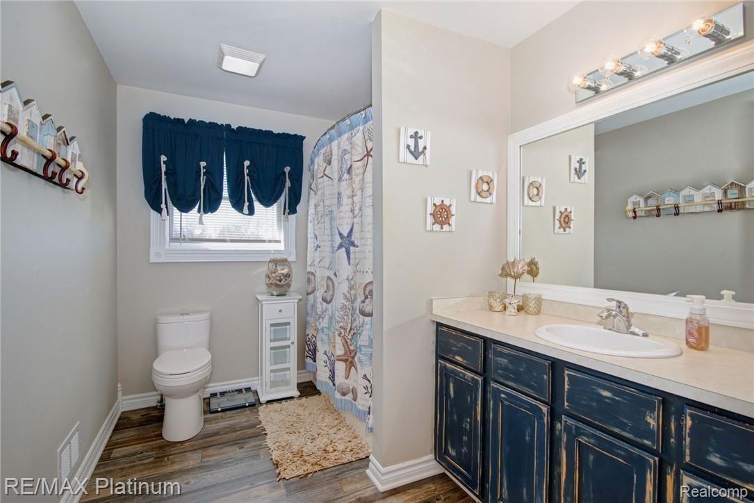 629 Brighton Lake Road Brighton, MI 48116 - Photo 20 of 45 2nd Floor full bath