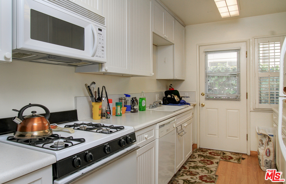 11728 Bellagio Road Los Angeles, CA 90049 - Photo 16 of 25 Gallery Image 16
