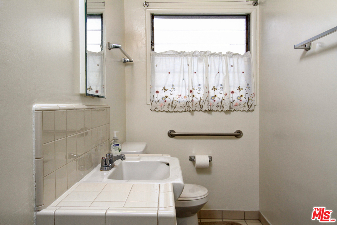 11728 Bellagio Road Los Angeles, CA 90049 - Photo 18 of 25 Gallery Image 18