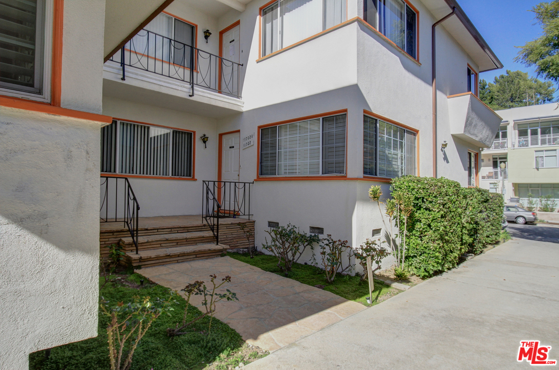 11728 Bellagio Road Los Angeles, CA 90049 - Photo 6 of 25 Gallery Image 6