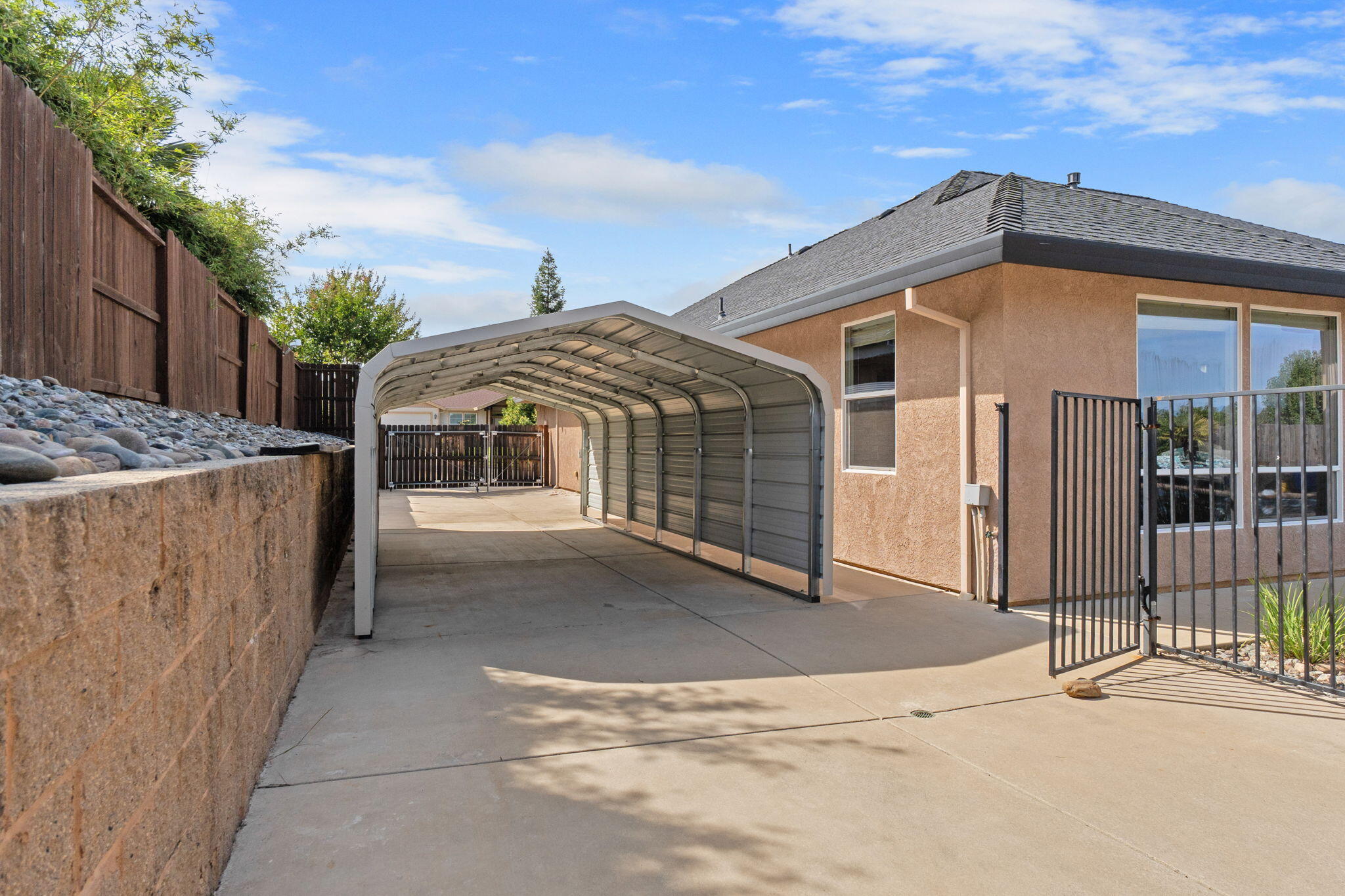 372 Stinson Loop Redding, CA 96003 - Photo 68 of 79 Carport
