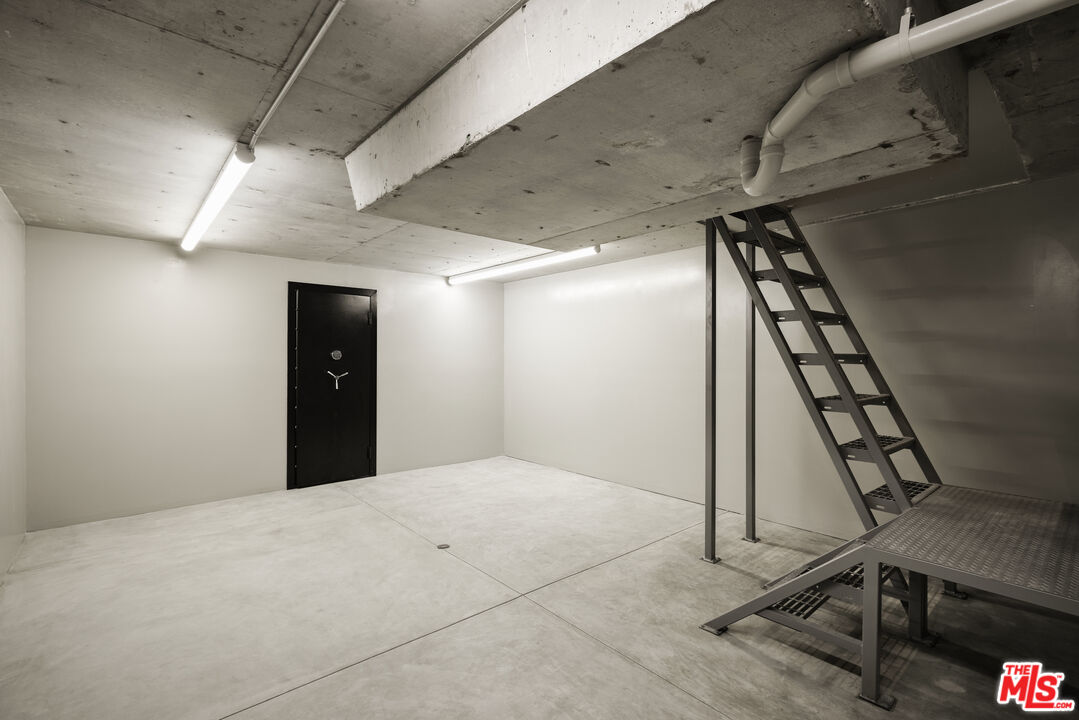 775 San Rafael Terrace Pasadena, CA 91105 - Photo 35 of 56 a view of an empty room