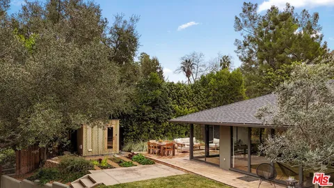 a view of a backyard