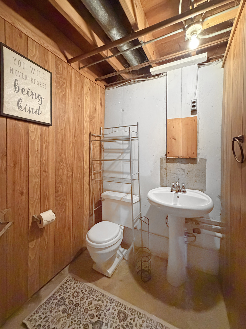 1506 South Walnut Avenue Freeport, IL 61032 - Photo 21 of 24 a bathroom with a sink toilet and shower