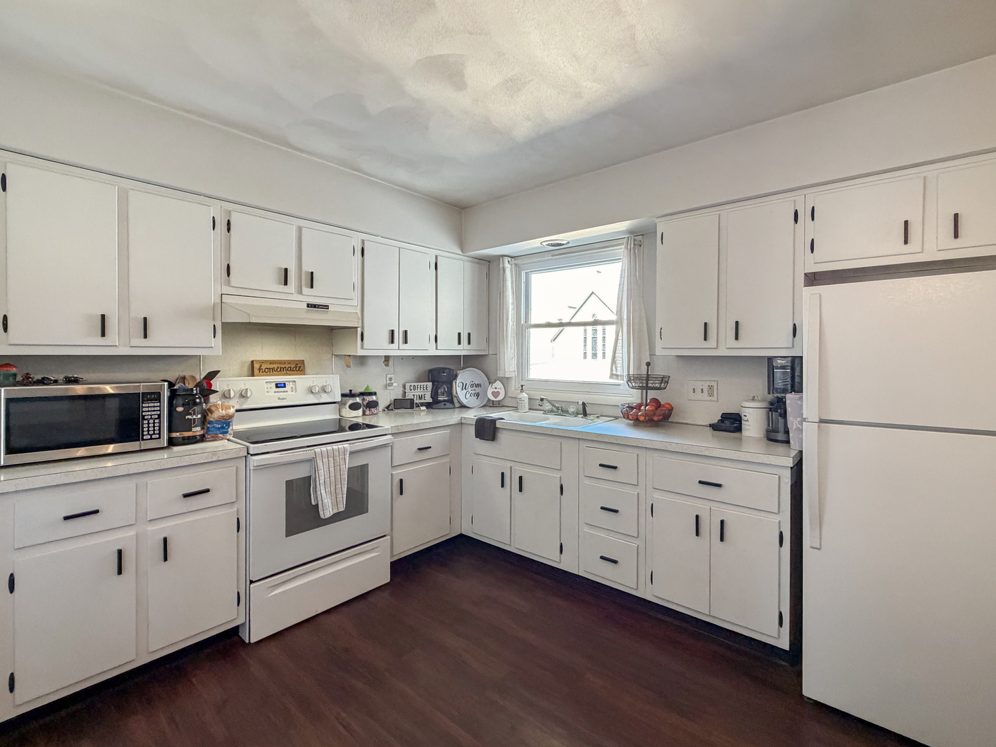 1506 South Walnut Avenue Freeport, IL 61032 - Photo 7 of 24 a kitchen with granite countertop white cabinets and white appliances