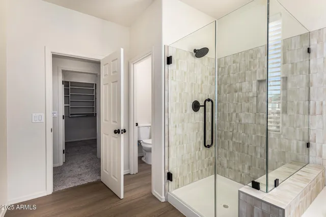 en empty room with windows and ceiling fan