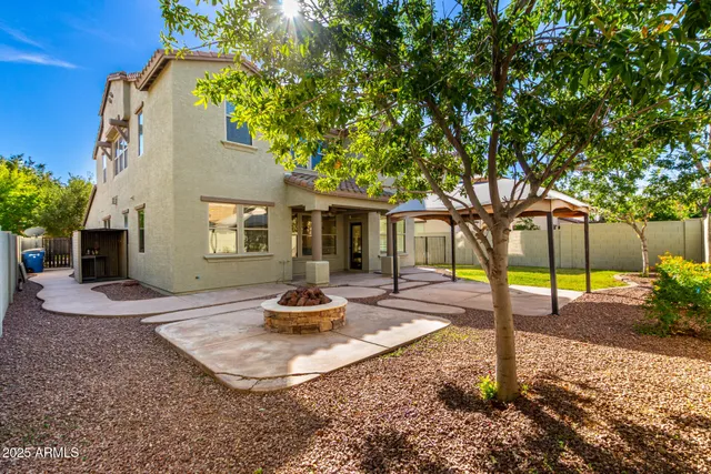 a view of a back yard