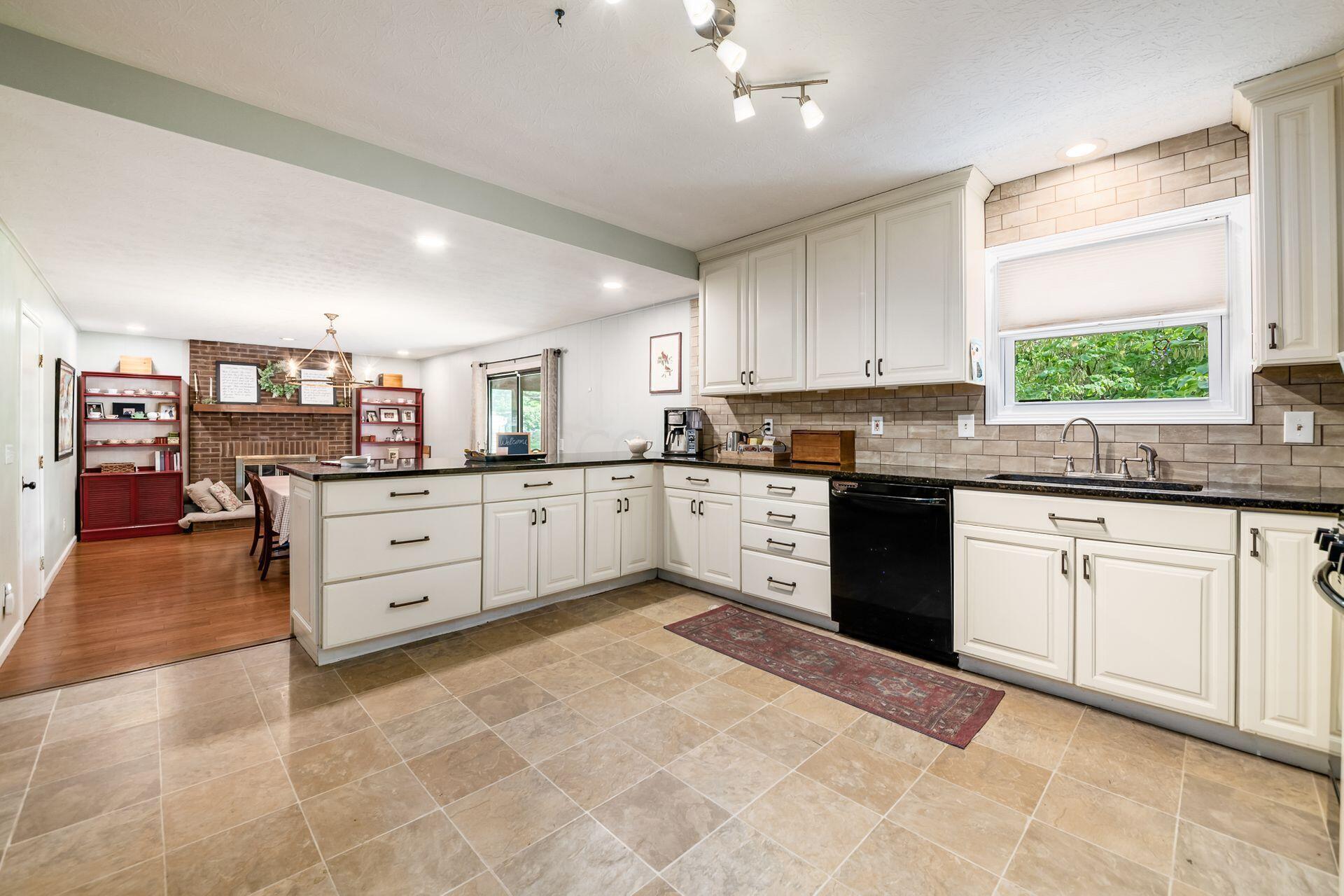 2431 Dover Road Columbus, OH 43209 - Photo 8 of 29 008 Kitchen