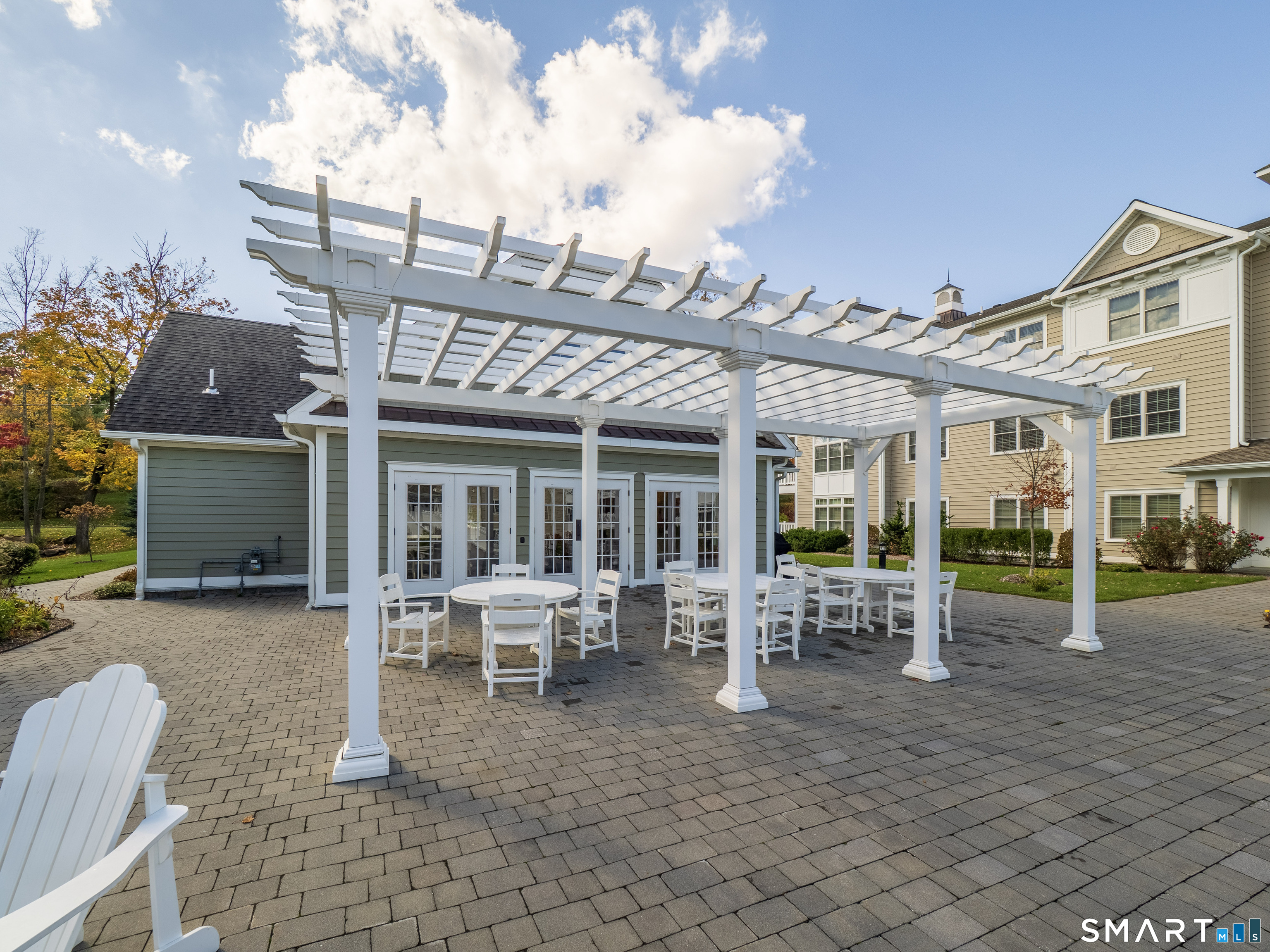 77 Sunset Lane, Unit 335 Ridgefield, CT 06877 - Photo 19 of 25 a view of a building with sitting area