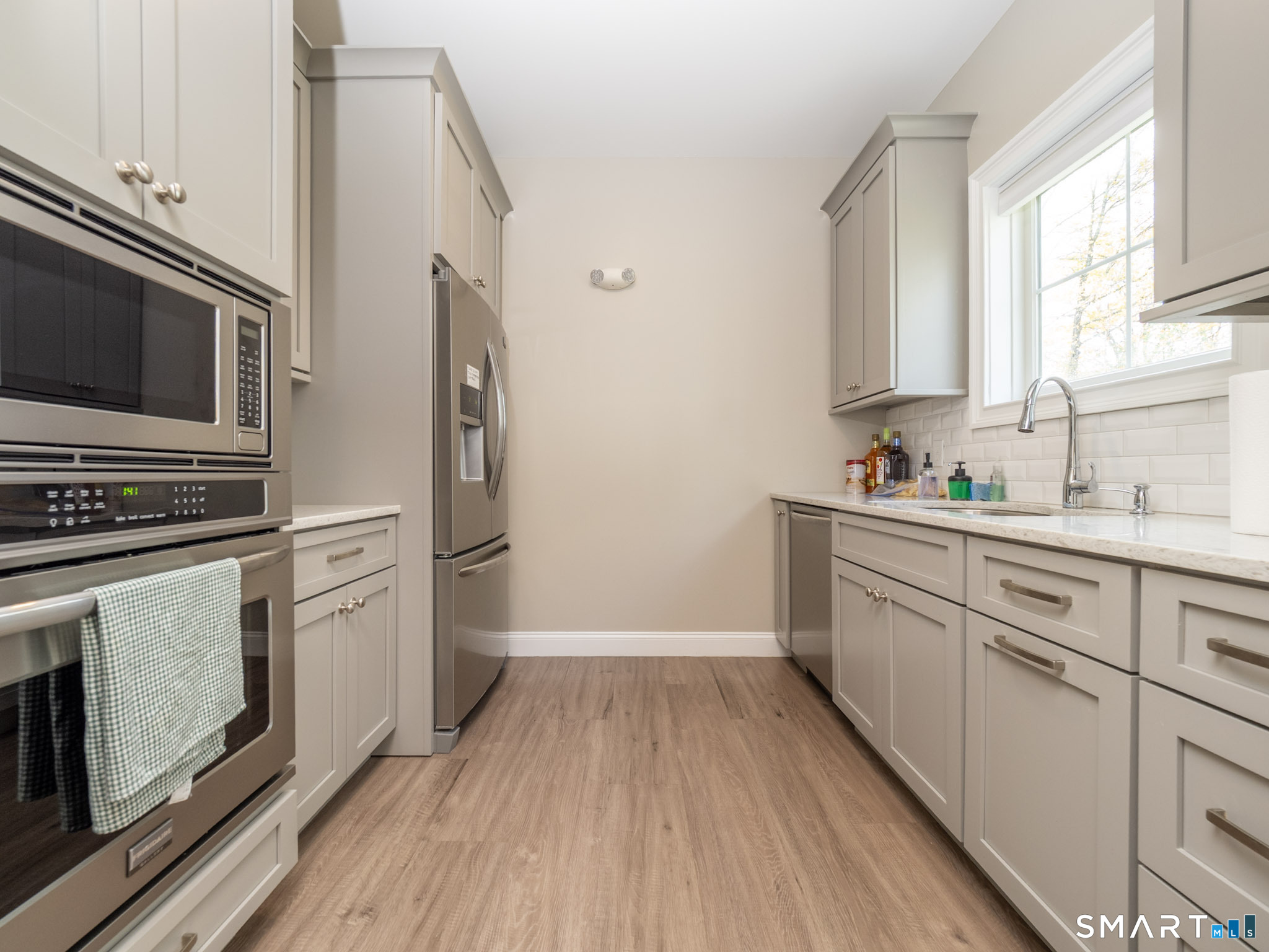 77 Sunset Lane, Unit 335 Ridgefield, CT 06877 - Photo 22 of 25 a kitchen with a sink stove and microwave