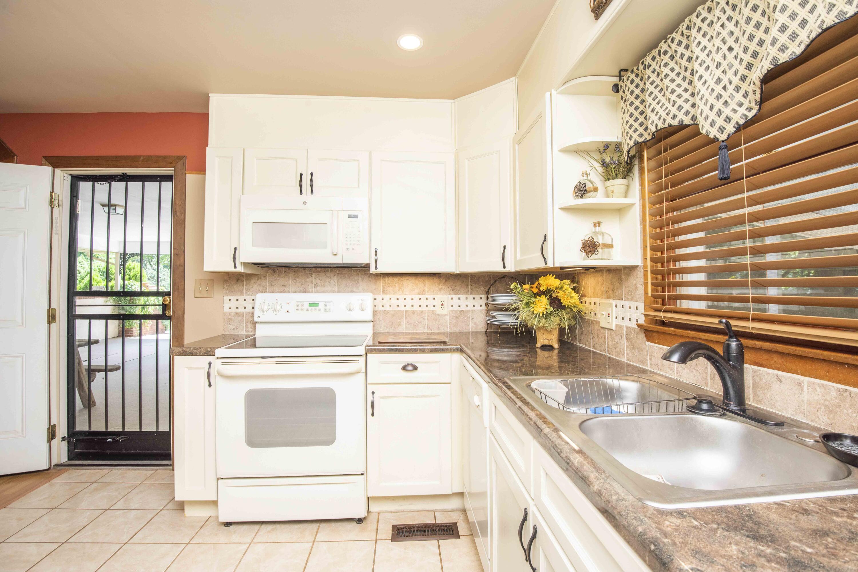 4441 Deerfield Road Knoxville, TN 37921 - Photo 6 of 40 kitchen_1