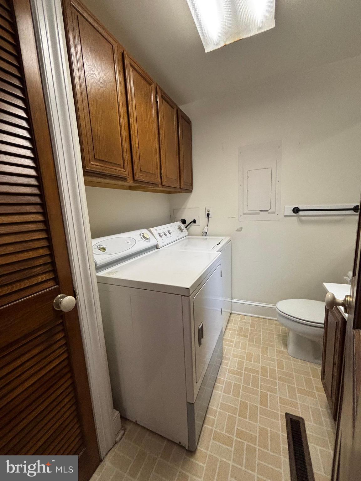 5 South State Street Dover, DE 19901 - Photo 9 of 20 a utility room with dryer and washer