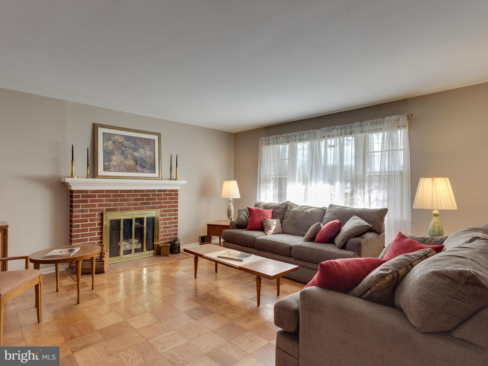 5416 Gainesville Road Springfield, VA 22151 - Photo 4 of 28 Living Room
