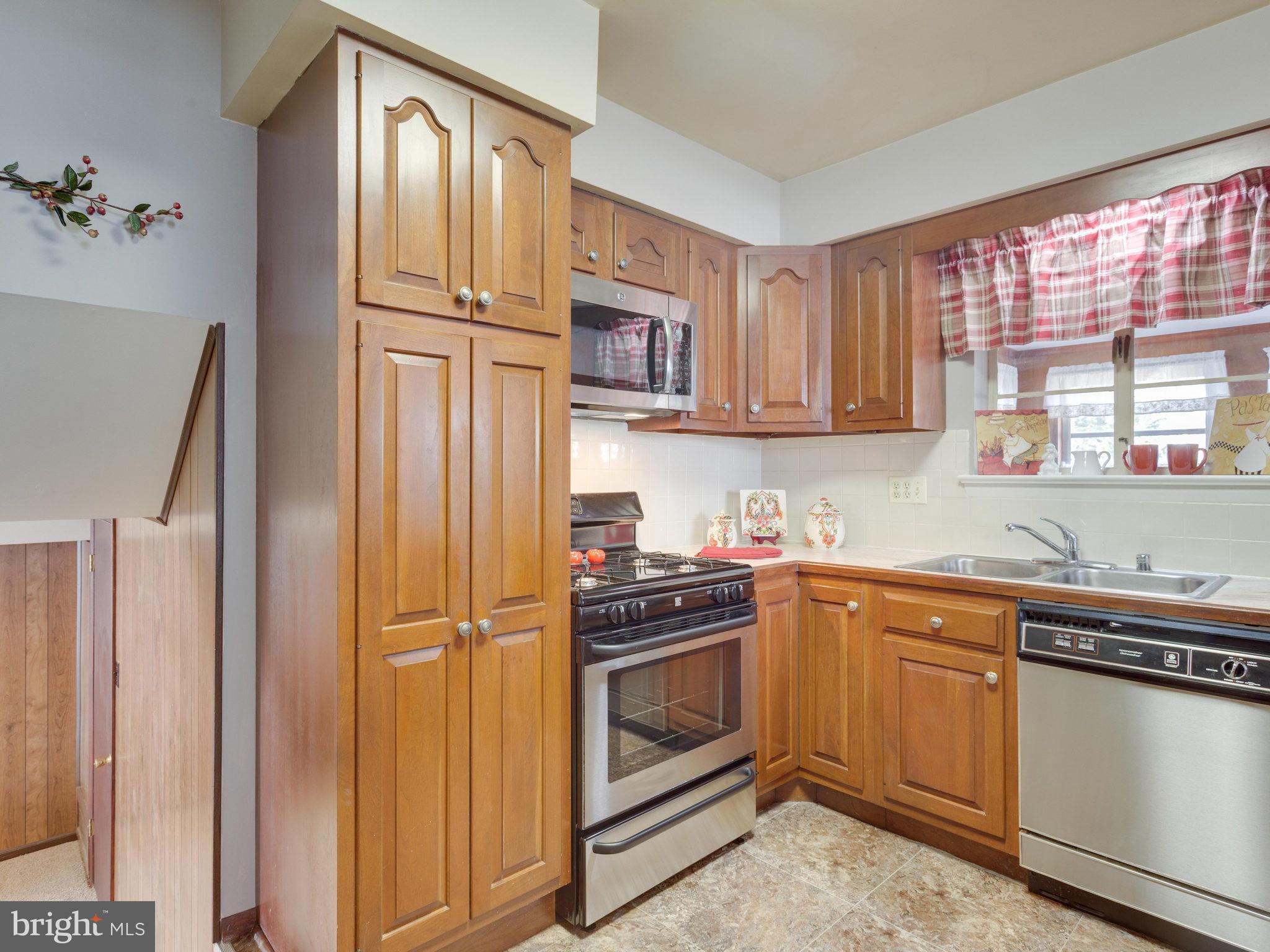 5416 Gainesville Road Springfield, VA 22151 - Photo 10 of 28 Kitchen