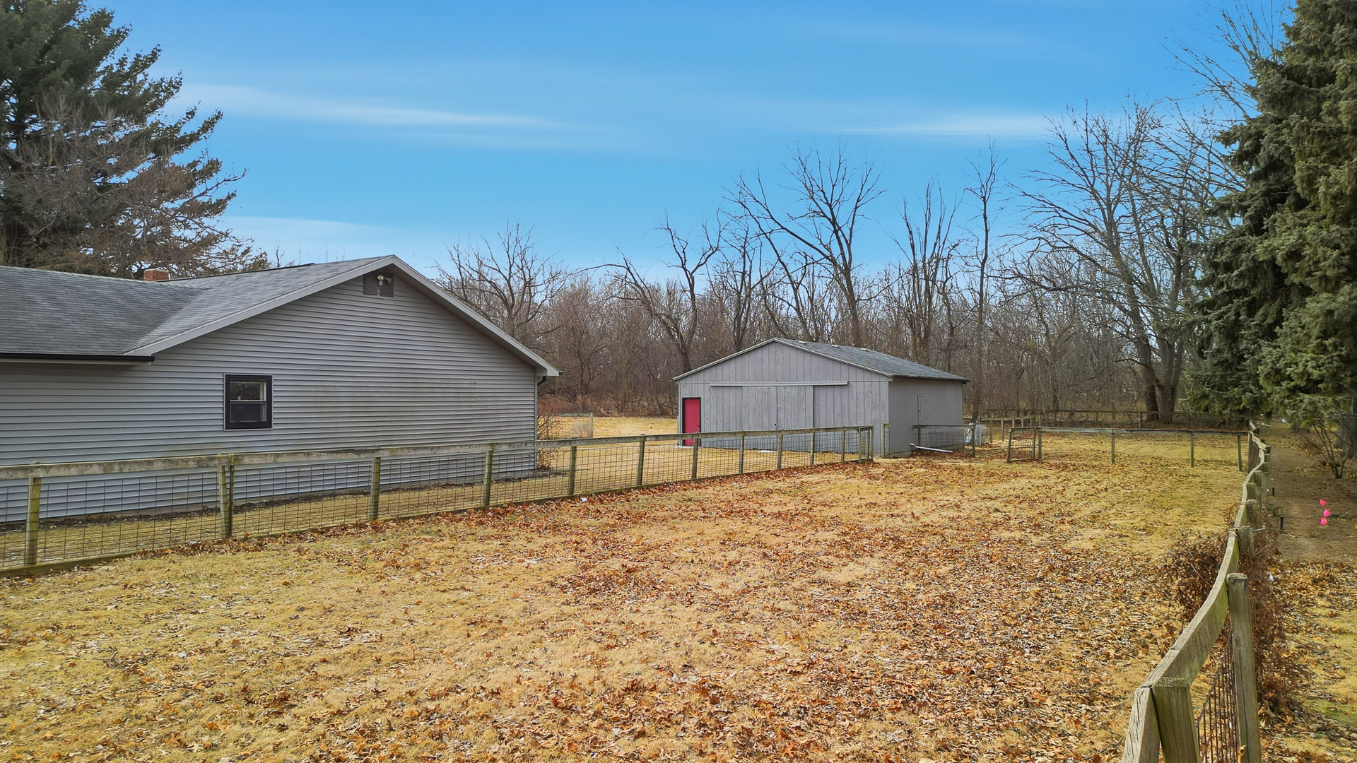 1307 Sinnissippi Road Sterling, IL 61081 - Photo 13 of 33 a backyard of a house with wooden fence
