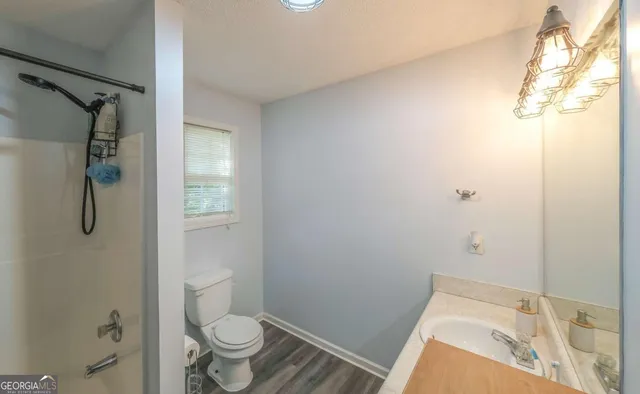 a en suite bathroom with 2 sink and a mirror