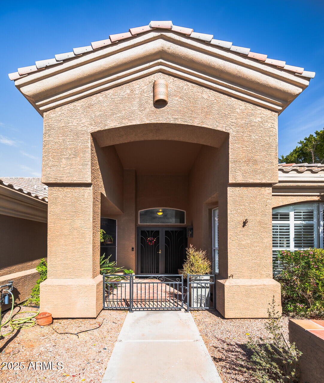 1626 East Kathleen Road Phoenix, AZ 85022 - Photo 3 of 47 a front view of a house with a balcony