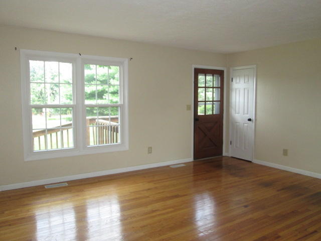 4734 Rucker Road Moneta, VA 24121 - Photo 9 of 37 Living Room