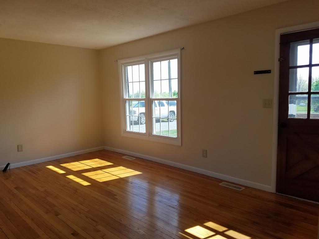 4734 Rucker Road Moneta, VA 24121 - Photo 10 of 37 Living Room