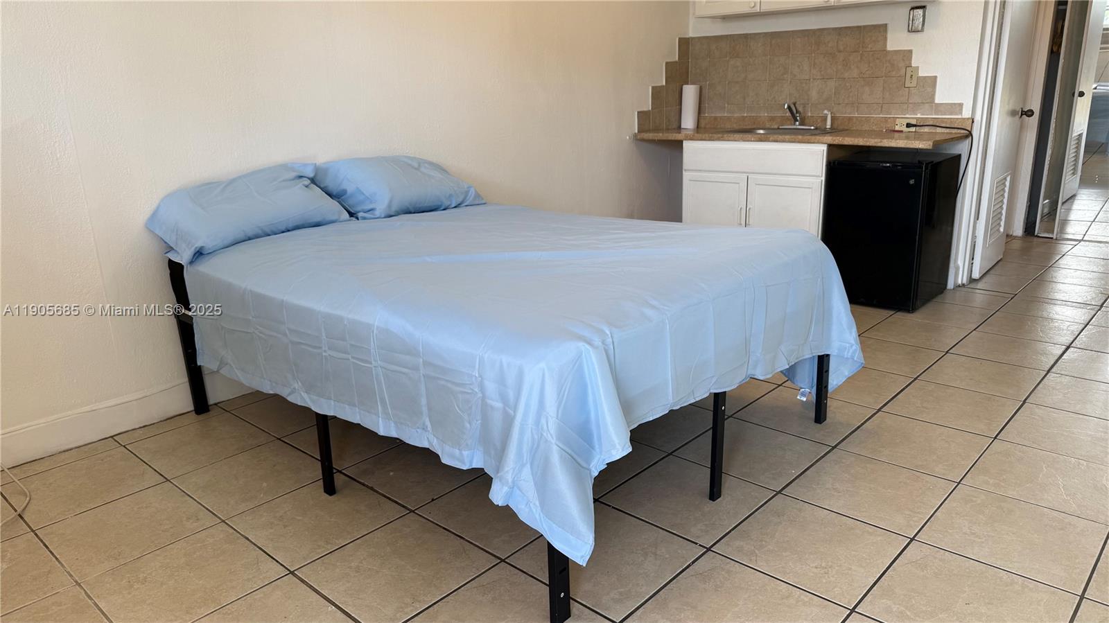 26 Diplomat Parkway, Unit 2314 Hallandale Beach, FL 33009 - Photo 5 of 15 a bedroom with a bed and a stove top oven