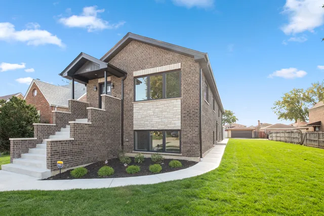 $575,000 | 7311 West 58th Street, Summit, IL 60501