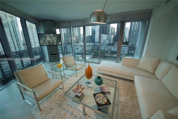 $5,800 | 92 Southwest 3rd Street, Unit 1801, Miami, FL 33130