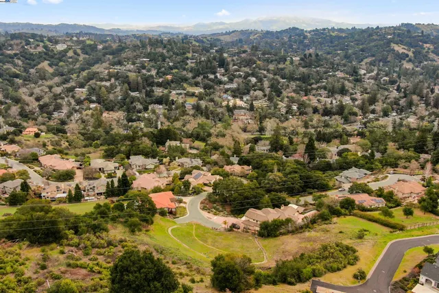 $949,000 | 20 Oak Court, Orinda, CA 94563