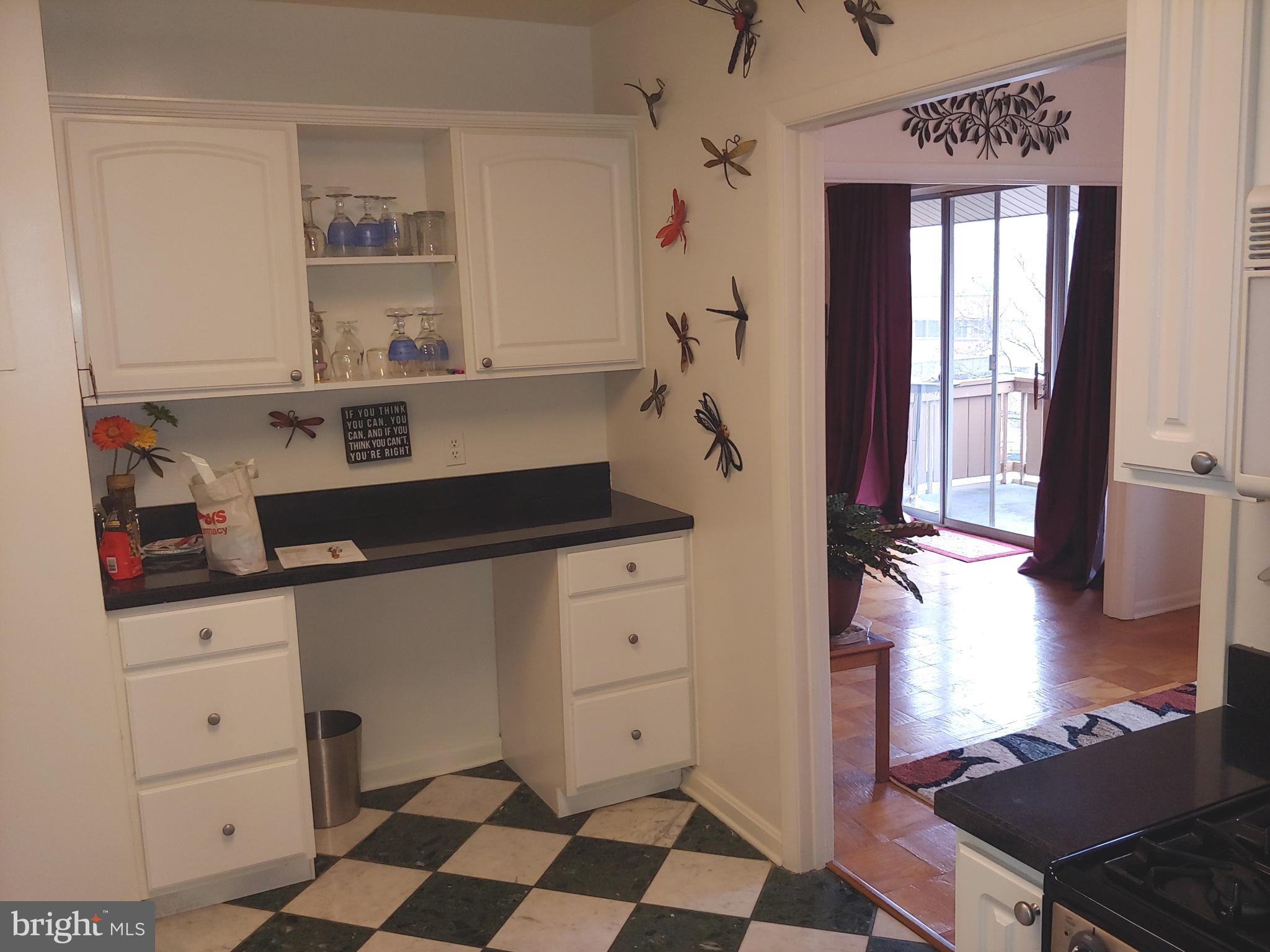 23 E Hamill Road, Unit 23E Baltimore, MD 21210 - Photo 5 of 11 Kitchen