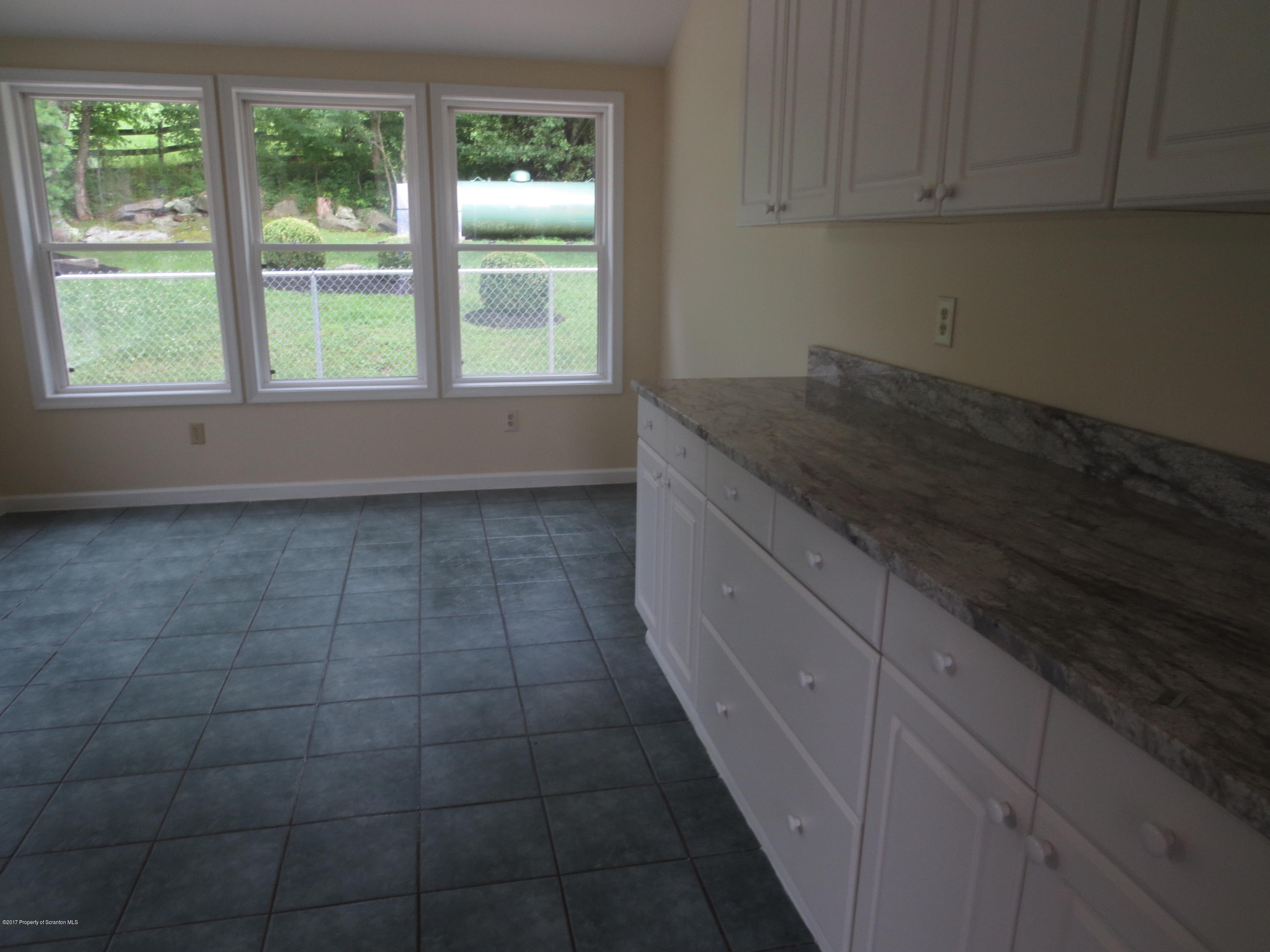 840 Aberdeen Road Moscow, PA 18444 - Photo 5 of 32 Gallery Image 5