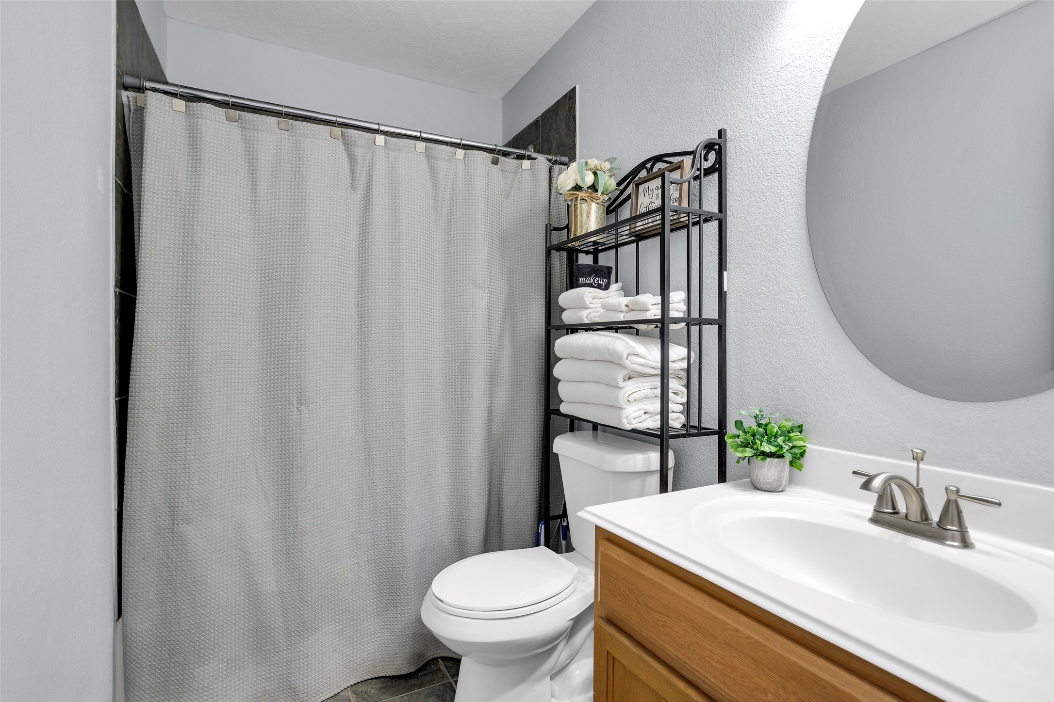 3015 Beacon Grove Street Spring, TX 77389 - Photo 25 of 29 Hall bathroom with combined tub/shower