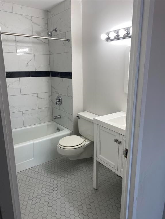 7000 Boulevard East, Unit 29I Guttenberg, NJ 07093 - Photo 8 of 16 a bathroom with a toilet a sink and shower