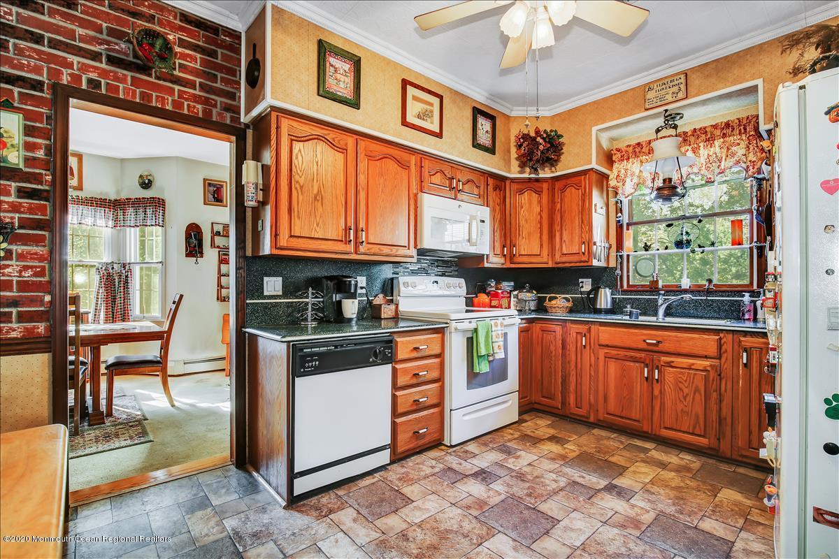 307 Squankum Road Farmingdale, NJ 07727 - Photo 11 of 37 307SquankumRd_014