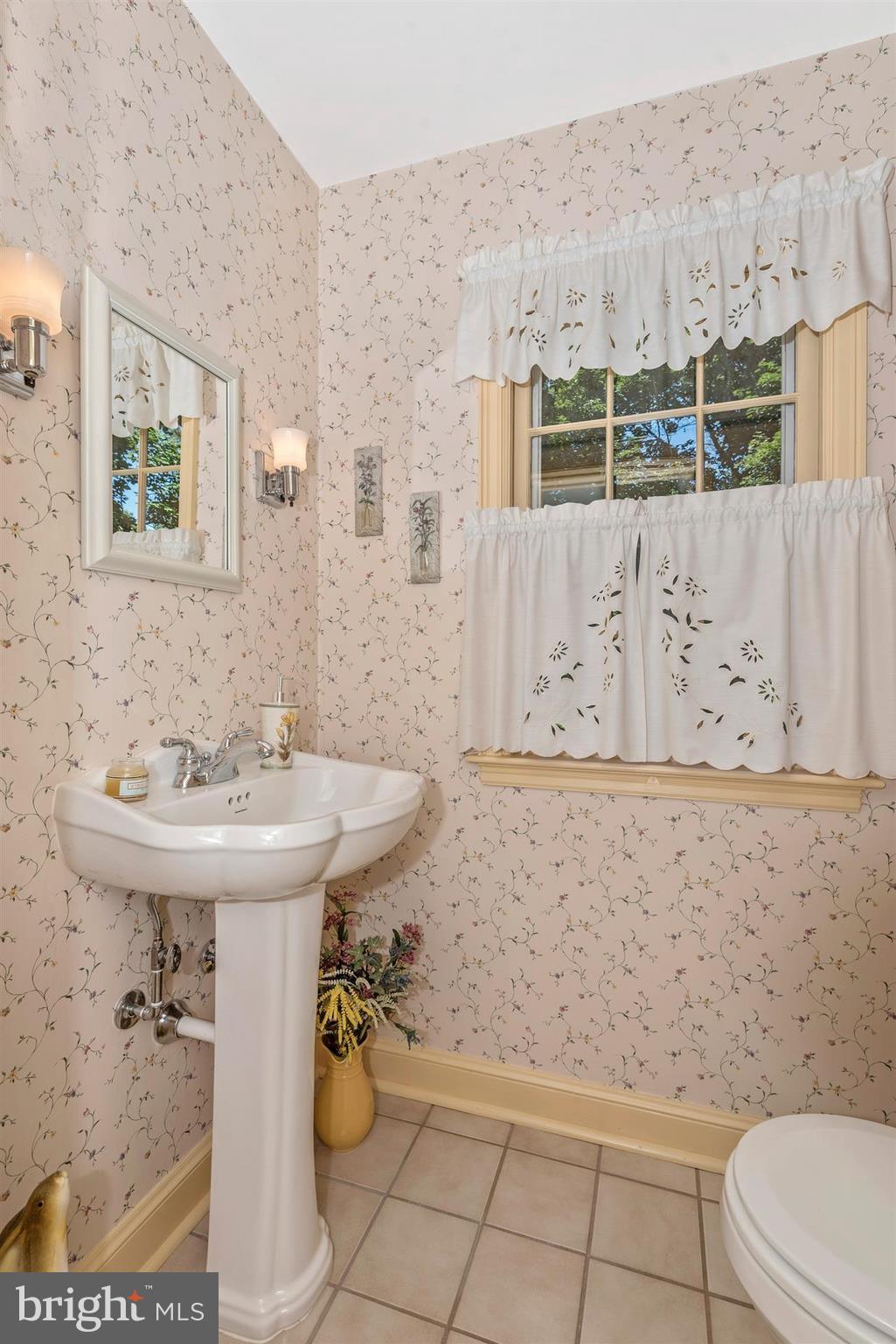 18837 Crofton Road Hagerstown, MD 21742 - Photo 11 of 30 Powder Room - Main Level