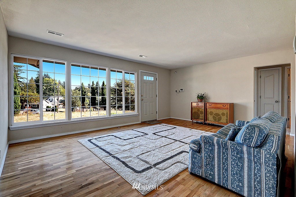 16421 Sylvester Road Southwest Burien, WA 98166 - Photo 2 of 18 Gallery Image 2