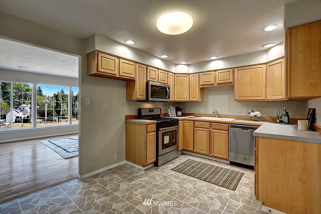 16421 Sylvester Road Southwest Burien, WA 98166 - Photo 3 of 18 Gallery Image 3