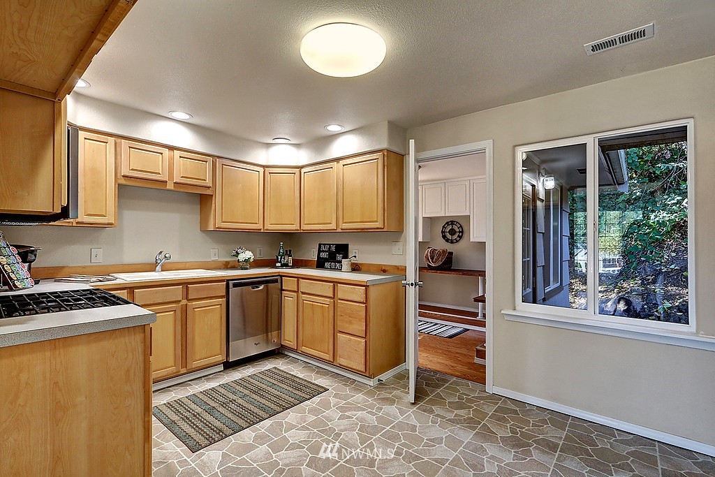 16421 Sylvester Road Southwest Burien, WA 98166 - Photo 4 of 18 Gallery Image 4