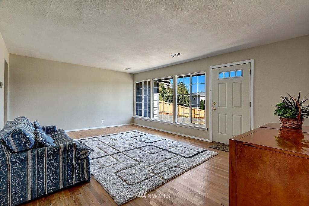 16421 Sylvester Road Southwest Burien, WA 98166 - Photo 6 of 18 Gallery Image 6