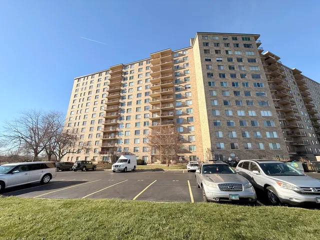 $179,000 | 6833 North Kedzie Avenue, Unit 1006, Chicago, IL 60645
