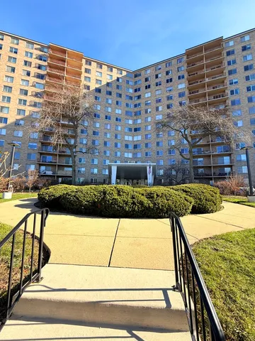 $179,000 | 6833 North Kedzie Avenue, Unit 1006, Chicago, IL 60645