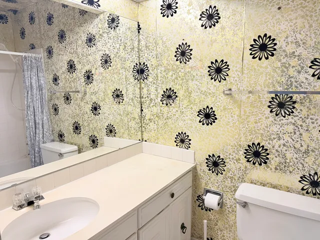 $179,000 | 6833 North Kedzie Avenue, Unit 1006, Chicago, IL 60645