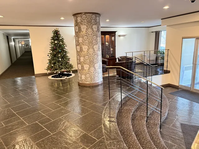 $179,000 | 6833 North Kedzie Avenue, Unit 1006, Chicago, IL 60645