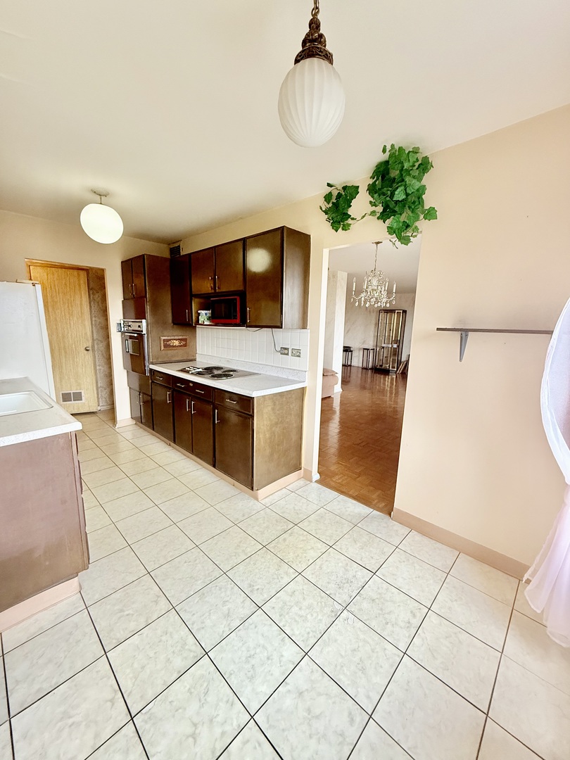 6833 North Kedzie Avenue, Unit 1006 Chicago, IL 60645 - Photo 3 of 17