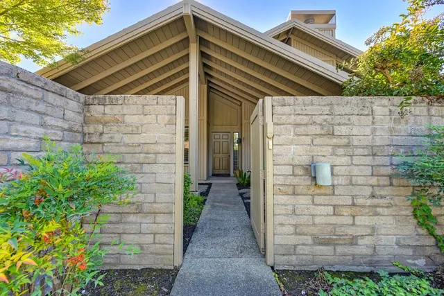 a view of a backyard with garden