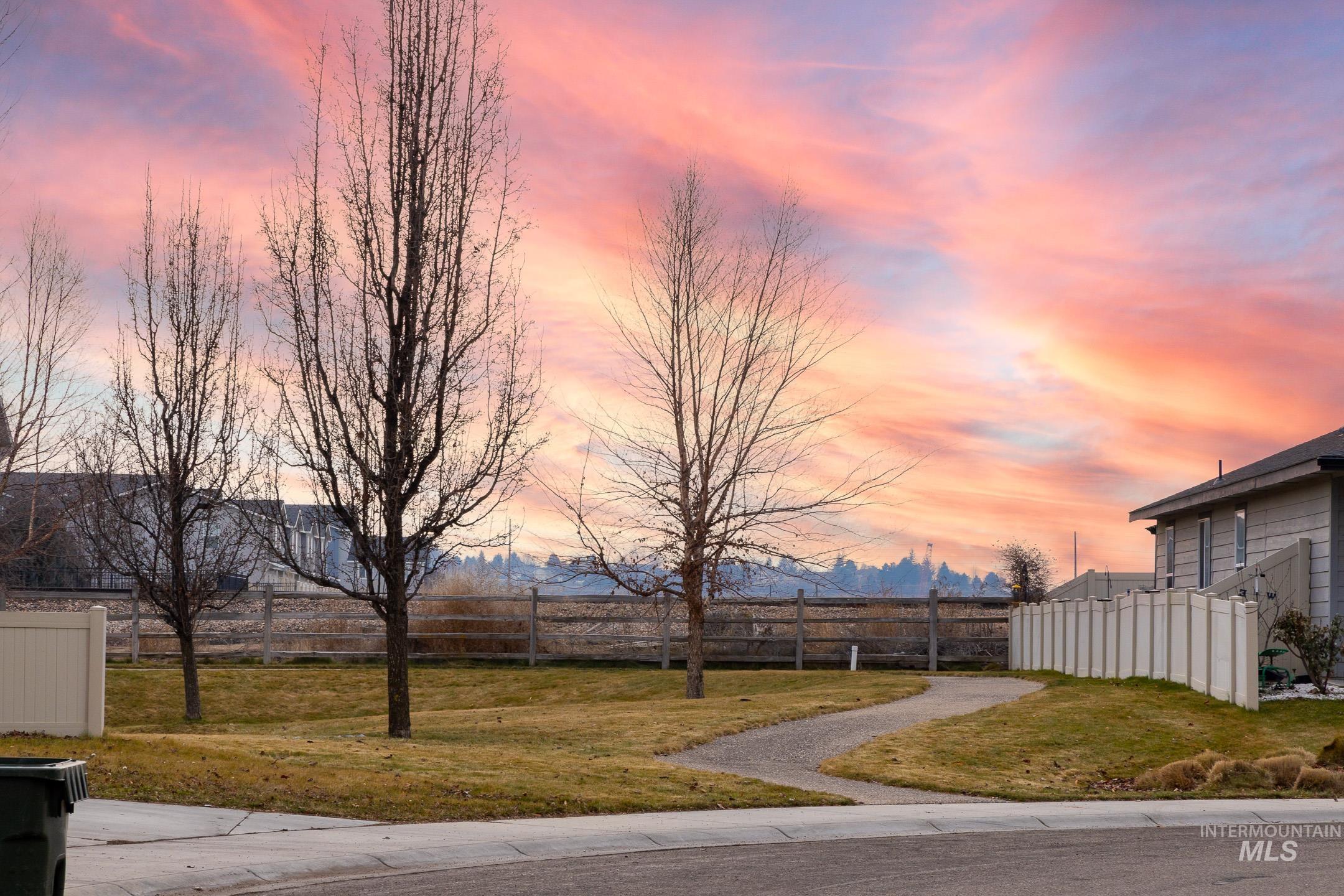 643 North Manship Avenue Meridian, ID 83642 - Photo 32 of 32 View of yard at dusk