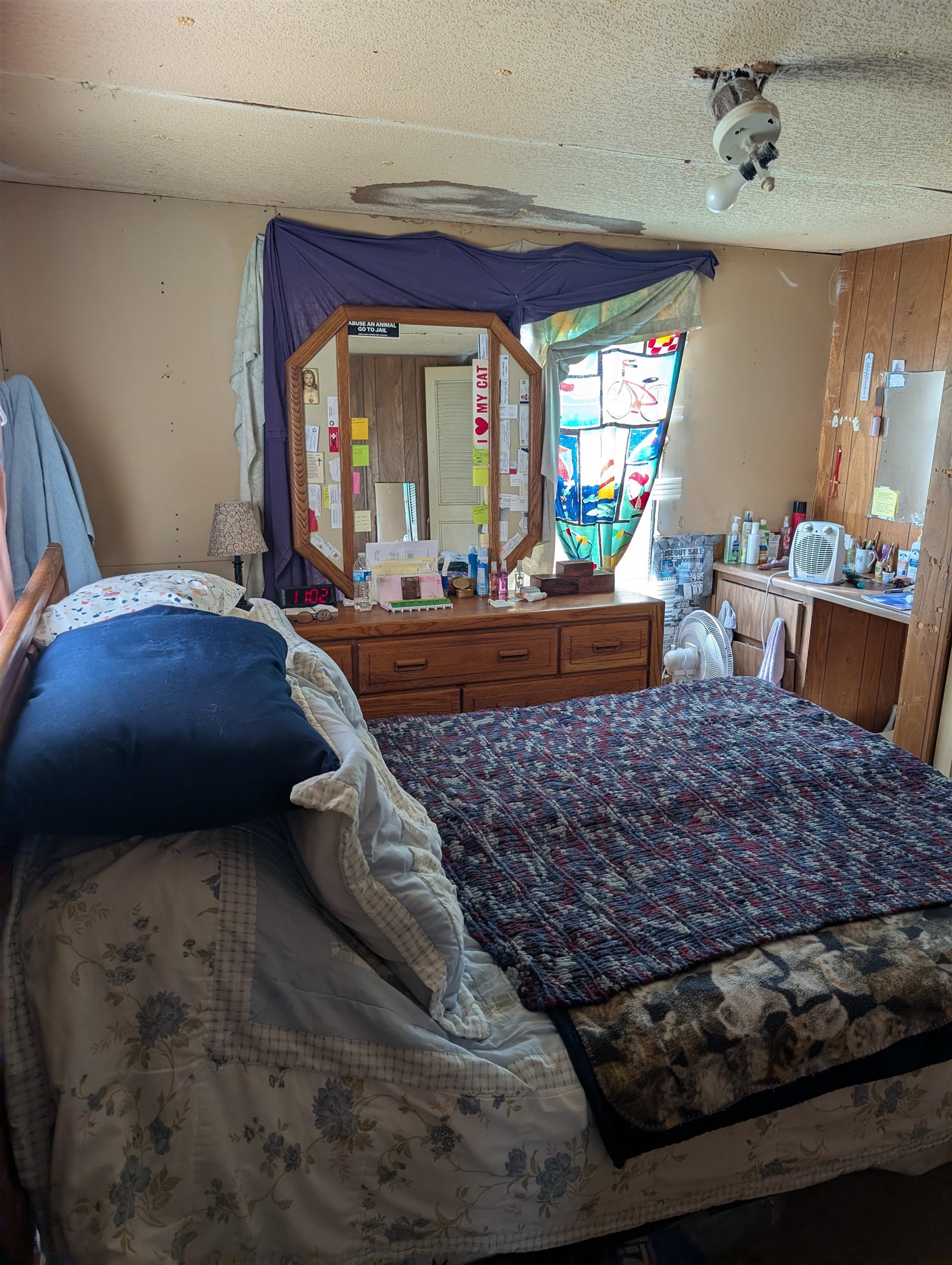 102 Edgewater Road Satsuma, FL 32189 - Photo 20 of 21 a bed room with furniture and a window