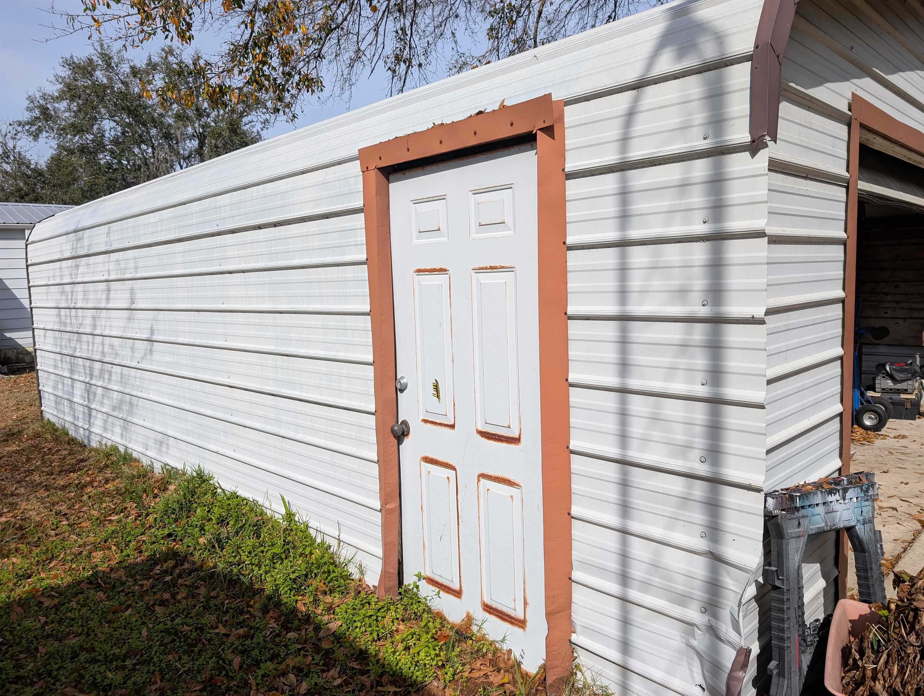102 Edgewater Road Satsuma, FL 32189 - Photo 8 of 21 a front view of a building