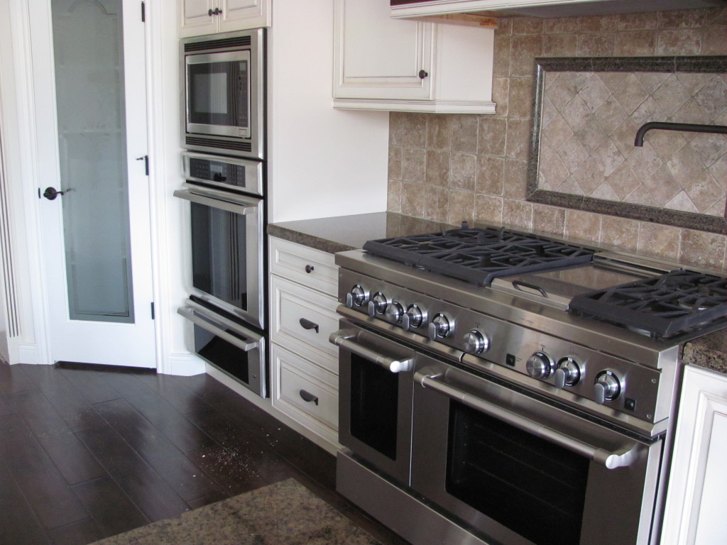 12280 Intermountain Road Redding, CA 96003 - Photo 12 of 45 a stove top oven sitting inside of a kitchen